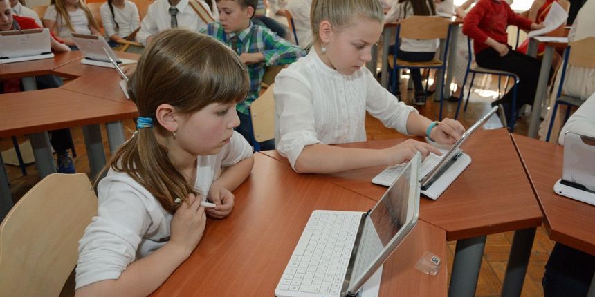 tablet tableti škola učenici učionica