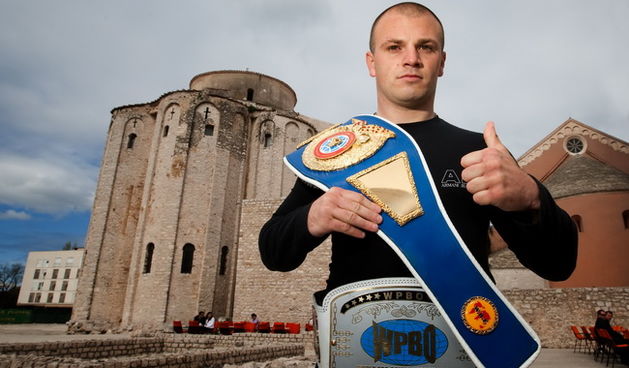 Zadar, 120410. Zadarski boksac Marino Goles u Svicarskoj je osvojio   titulu dvostrukog svijetskog prvaka u borbi protiv Crnogorca Ratka Draskovica. Goles je pobjedio nokautom u drugoj rundi. Stekao je titulu svjetskog internacionalnog WBF prvaka te inter