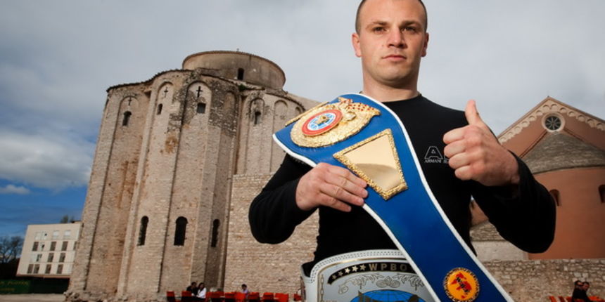 Zadar, 120410. Zadarski boksac Marino Goles u Svicarskoj je osvojio titulu dvostrukog svijetskog prvaka u borbi protiv Crnogorca Ratka Draskovica. Goles je pobjedio nokautom u drugoj rundi. Stekao je titulu svjetskog internacionalnog WBF prvaka te inter Zadar, 120410. Zadarski boksac Marino Goles u Svicarskoj je osvojio titulu dvostrukog svijetskog prvaka u borbi protiv Crnogorca Ratka Draskovica. Goles je pobjedio nokautom u drugoj rundi. Stekao je titulu svjetskog internacionalnog WBF prvaka te inter