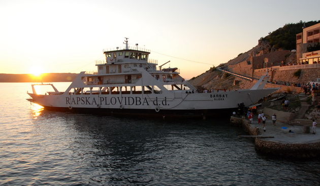 Jablanac, 170811.
U pomorskoj havariji trajekt Rapske plovidbe “Barbat” oko 18 sati, prilikom pristajanja u luku Jablanac ostao je bez pogona i udario u rivu koja je ujedno i mjesna plaza. Ozlijedjeno je sedam osoba. Ocevid je u tijeku.
Foto: Goran Novotn