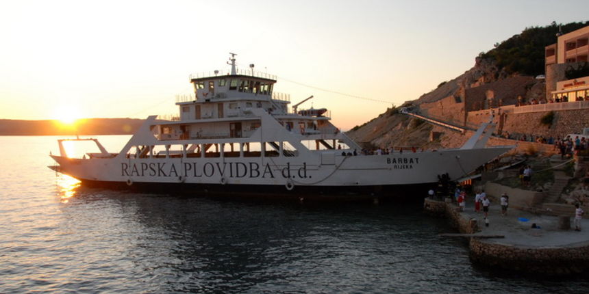 Jablanac, 170811.
U pomorskoj havariji trajekt Rapske plovidbe “Barbat” oko 18 sati, prilikom pristajanja u luku Jablanac ostao je bez pogona i udario u rivu koja je ujedno i mjesna plaza. Ozlijedjeno je sedam osoba. Ocevid je u tijeku.
Foto: Goran Novotn Jablanac, 170811.
U pomorskoj havariji trajekt Rapske plovidbe “Barbat” oko 18 sati, prilikom pristajanja u luku Jablanac ostao je bez pogona i udario u rivu koja je ujedno i mjesna plaza. Ozlijedjeno je sedam osoba. Ocevid je u tijeku.
Foto: Goran Novotn