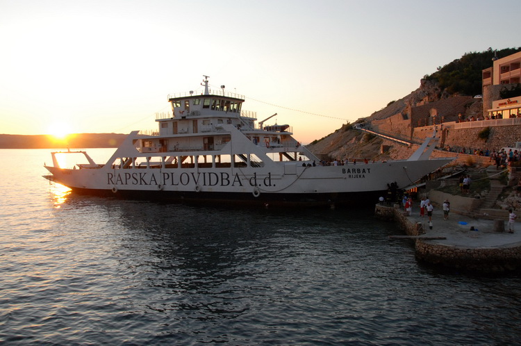 Jablanac, 170811.
U pomorskoj havariji trajekt Rapske plovidbe “Barbat” oko 18 sati, prilikom pristajanja u luku Jablanac ostao je bez pogona i udario u rivu koja je ujedno i mjesna plaza. Ozlijedjeno je sedam osoba. Ocevid je u tijeku.
Foto: Goran Novotn