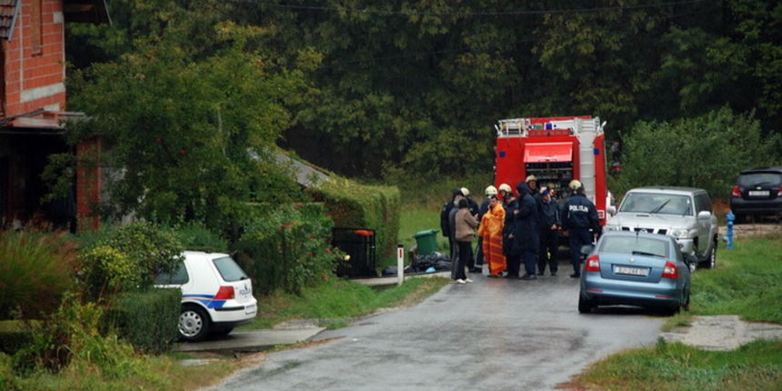 Bjelovar, 071011.
U 13,30 sati u Ulici Ozane Kotorske udario je grom koji je izazvao pozar u domu za starije i nemocne osobe.
Prema prvim informacijama poginule su tri osobe.
Drzavna uprava za zastitu i spasavanje je izvijestila da je 11 osoba ozlijedjen Bjelovar, 071011.
U 13,30 sati u Ulici Ozane Kotorske udario je grom koji je izazvao pozar u domu za starije i nemocne osobe.
Prema prvim informacijama poginule su tri osobe.
Drzavna uprava za zastitu i spasavanje je izvijestila da je 11 osoba ozlijedjen