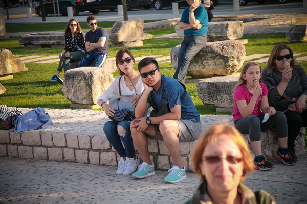 Glazbeno scenski nastup “Iskra ljubavi za mir” i grupna meditacija na Forumu