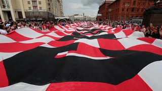 Hrvatski navijači u centru Moskve razvili divovsku zastavu Hrvatski navijači u centru Moskve razvili divovsku zastavu