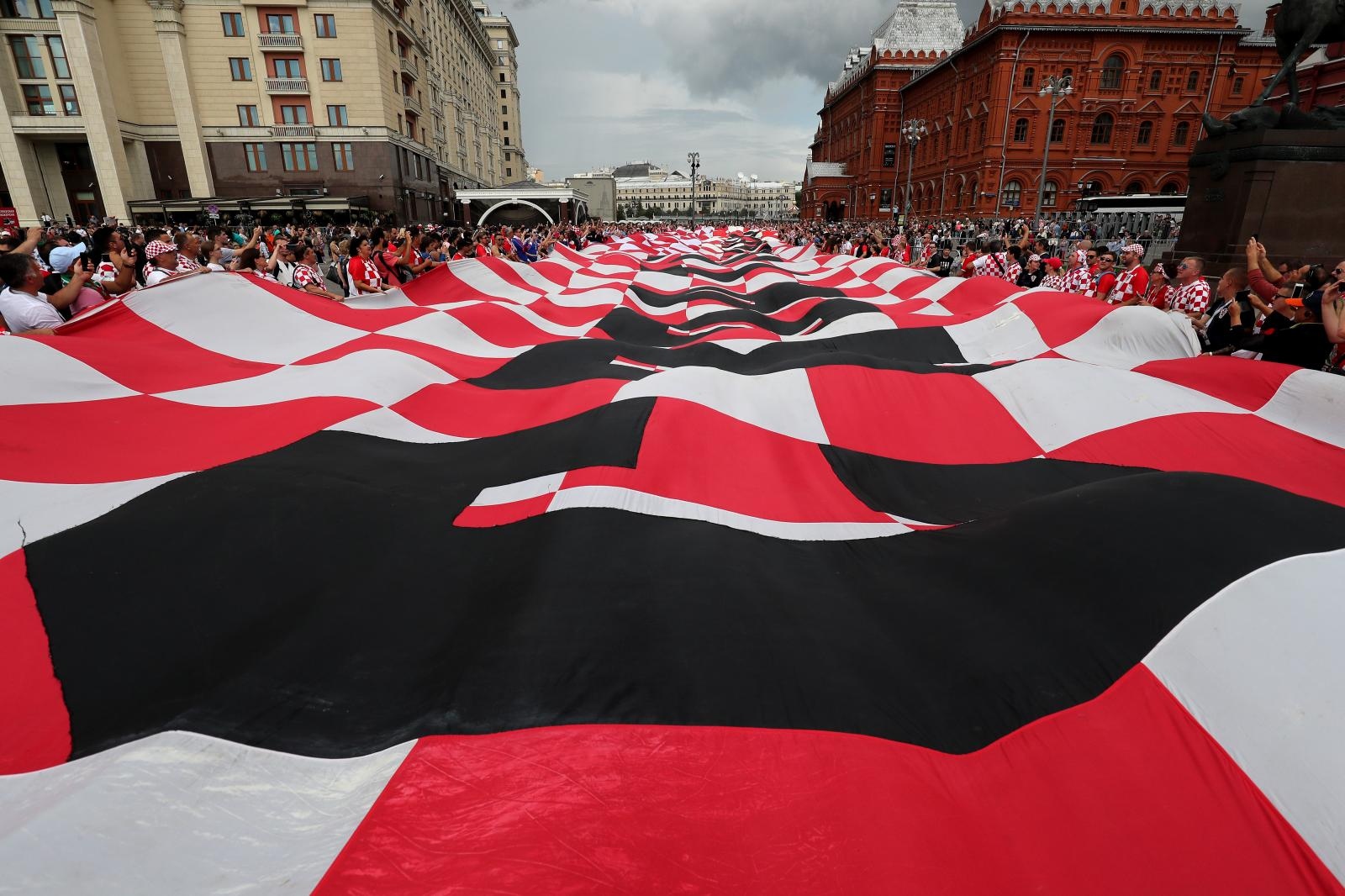 Hrvatski navijači u centru Moskve razvili divovsku zastavu Hrvatski navijači u centru Moskve razvili divovsku zastavu