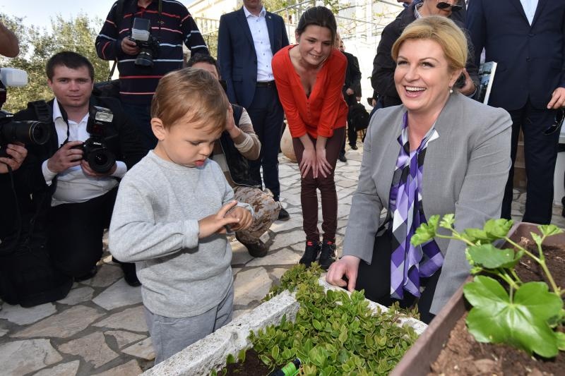 Predsjednica Grabar Kitarović u posjeti Olibu. Foto: Dino Stanin/PIXSELL
