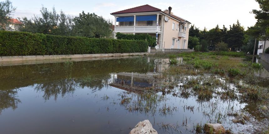 Sukošan: Vojska i vatrogasci saniraju štetu nakon poplave Sukošan: Vojska i vatrogasci saniraju štetu nakon poplave