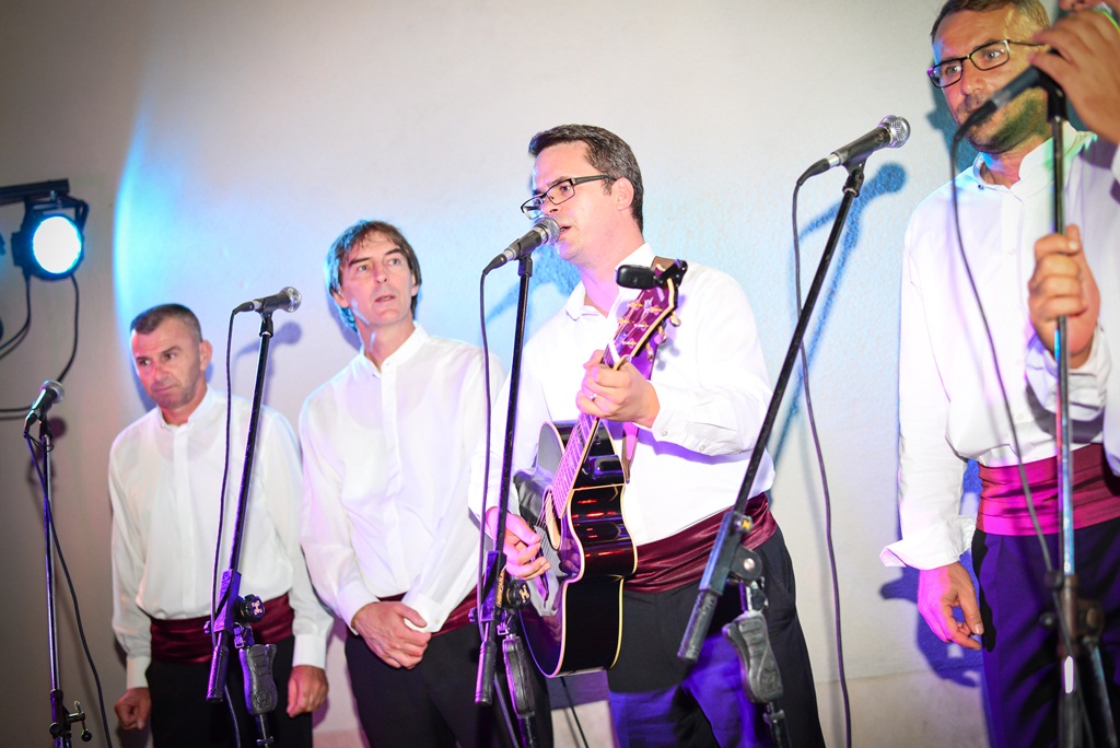 Klapa Contra oduševila u Teatro Baru i Zlatnom kutiću. Foto: Iva Perinčić Klapa Contra oduševila u Teatro Baru i Zlatnom kutiću. Foto: Iva Perinčić