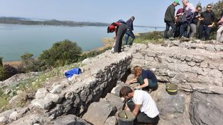 Park prirode Vransko jezero: Predstavljena pronađena utvrda iz 15. stoljeća s naoružanjem na brdu Osridak-Gradina. Foto: Hrvoje Jelavić/PIXSELL Park prirode Vransko jezero: Predstavljena pronađena utvrda iz 15. stoljeća s naoružanjem na brdu Osridak-Gradina. Foto: Hrvoje Jelavić/PIXSELL