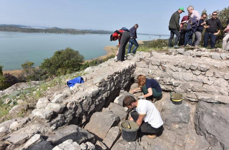 Park prirode Vransko jezero: Predstavljena pronađena utvrda iz 15. stoljeća s naoružanjem na brdu Osridak-Gradina. Foto: Hrvoje Jelavić/PIXSELL Park prirode Vransko jezero: Predstavljena pronađena utvrda iz 15. stoljeća s naoružanjem na brdu Osridak-Gradina. Foto: Hrvoje Jelavić/PIXSELL