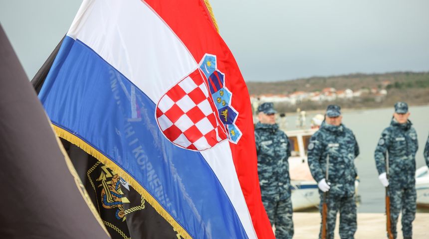 Na Masleničkom mostu podignuta hrvatska zastava Na Masleničkom mostu podignuta hrvatska zastava