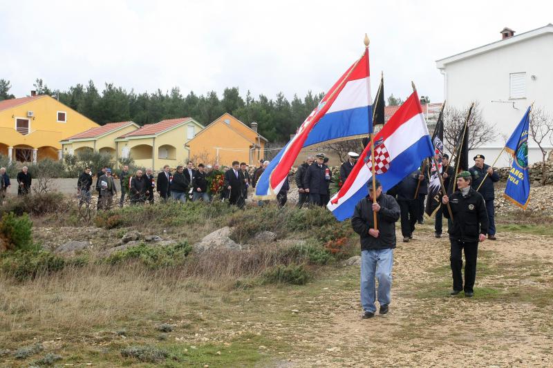 Polaganjem vijenaca na središnjem križu, u Novigradu je obilježena obljetnica pogibije članova HRM-a i Druge gardijske brigade za vrijeme akcije Maslenica. Photo: Dino Stanin/PIXSELL Polaganjem vijenaca na središnjem križu, u Novigradu je obilježena obljetnica pogibije članova HRM-a i Druge gardijske brigade za vrijeme akcije Maslenica. Photo: Dino Stanin/PIXSELL