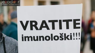 Prosvjedni skup roditelja protiv politike obaveznog cijepljenja Prosvjedni skup roditelja protiv politike obaveznog cijepljenja