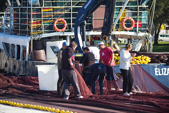 Ribar krpa mrižu svoju (foto:Saša Čuka) Ribar krpa mrižu svoju (foto:Saša Čuka)