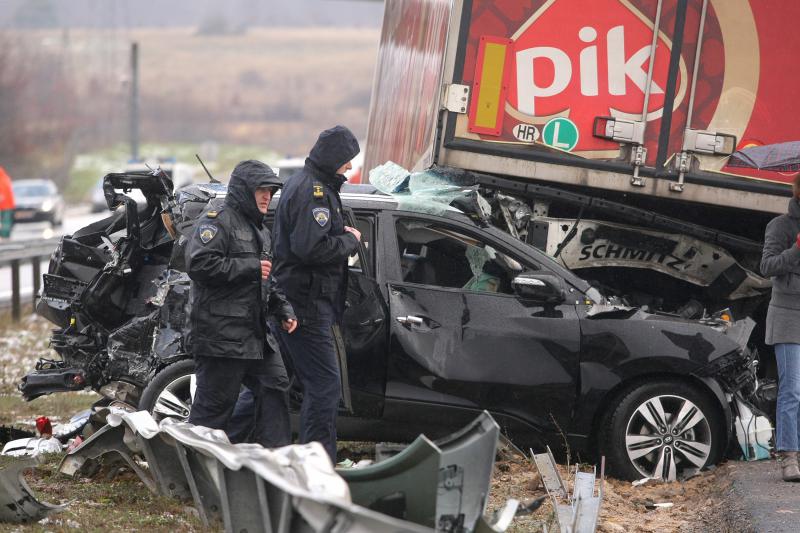 Na autocesti A1 poslije sv. Roka u smjeru Zagreba, kod tunela Krpani, u 6.15 sati sudarilo se 20-ak vozila u nekoliko lančanih sudara, Foto: Dino Stanin/PIXSELL Na autocesti A1 poslije sv. Roka u smjeru Zagreba, kod tunela Krpani, u 6.15 sati sudarilo se 20-ak vozila u nekoliko lančanih sudara, Foto: Dino Stanin/PIXSELL