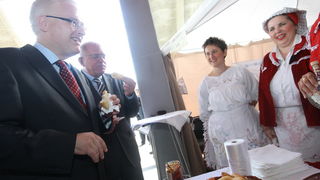 Zadar, 151010.
Predsjednik hrvatske Ivo Josipovic u sklopu posjeta Zadru obisao je i Eko etno sajam koji se ovog tjedna dogadja u dvorani na Visnjiku. Predsjednikje obisao sve izlagace (vise od 300) sa svakim se rukavao i skoro sa svakim slikao.
Na fotogr Zadar, 151010.
Predsjednik hrvatske Ivo Josipovic u sklopu posjeta Zadru obisao je i Eko etno sajam koji se ovog tjedna dogadja u dvorani na Visnjiku. Predsjednikje obisao sve izlagace (vise od 300) sa svakim se rukavao i skoro sa svakim slikao.
Na fotogr