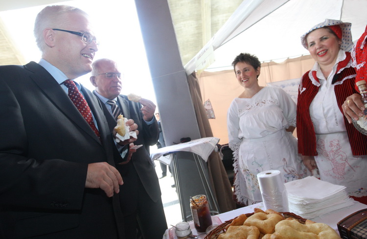 Zadar, 151010.
Predsjednik hrvatske Ivo Josipovic u sklopu posjeta Zadru obisao je i Eko etno sajam koji se ovog tjedna dogadja u dvorani na Visnjiku. Predsjednikje obisao sve izlagace (vise od 300) sa svakim se rukavao i skoro sa svakim slikao.
Na fotogr Zadar, 151010.
Predsjednik hrvatske Ivo Josipovic u sklopu posjeta Zadru obisao je i Eko etno sajam koji se ovog tjedna dogadja u dvorani na Visnjiku. Predsjednikje obisao sve izlagace (vise od 300) sa svakim se rukavao i skoro sa svakim slikao.
Na fotogr