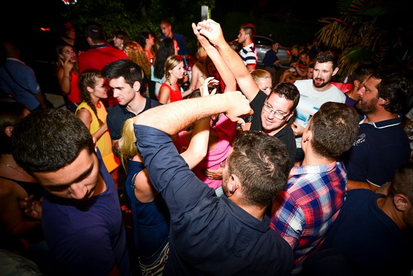 Odlična zabava u Noštromo i Vagabundo barovima na Viru