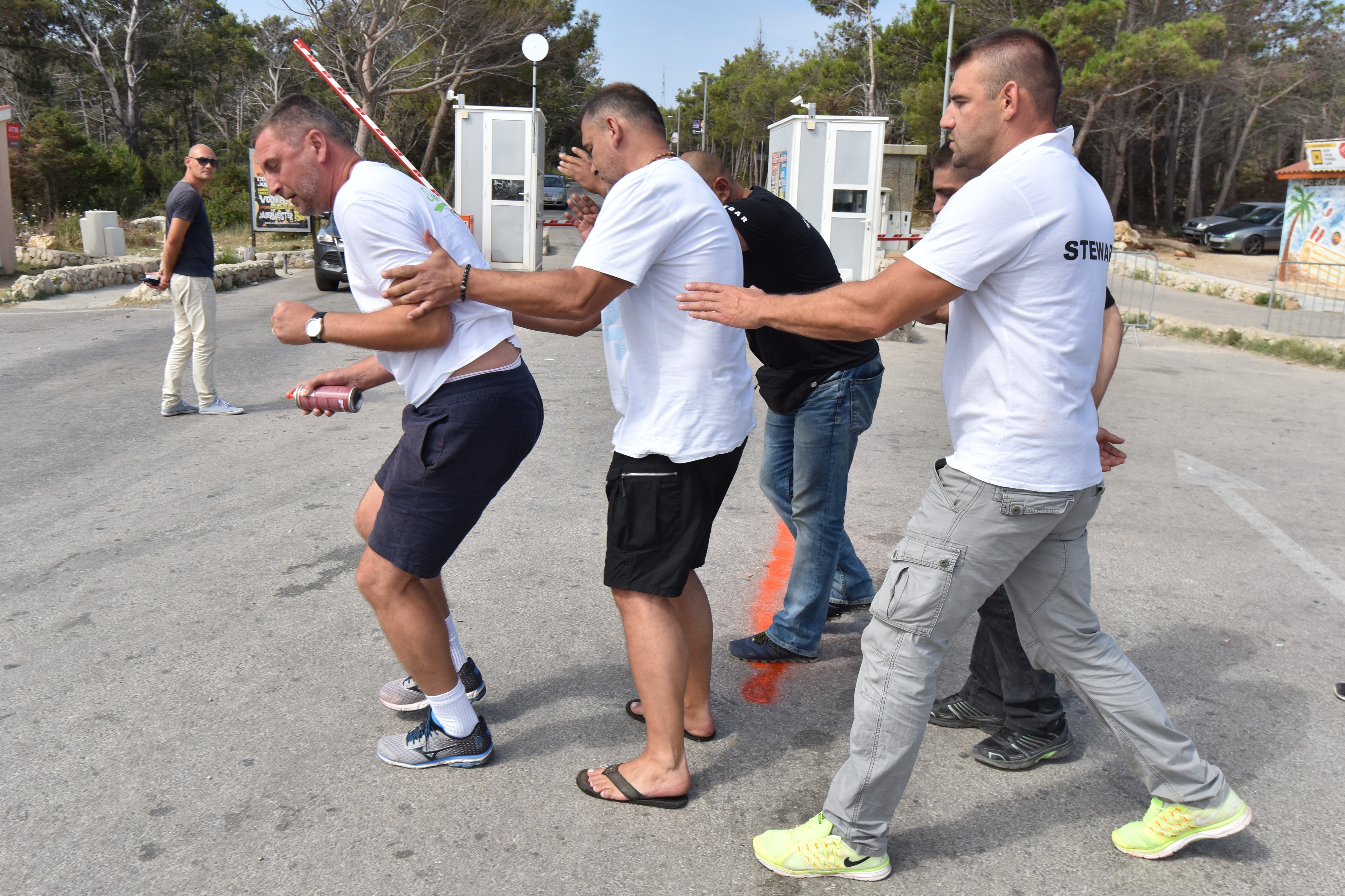 Okršaj kod Zrća: redari opet otjerali udrugu bivših ovisnika
