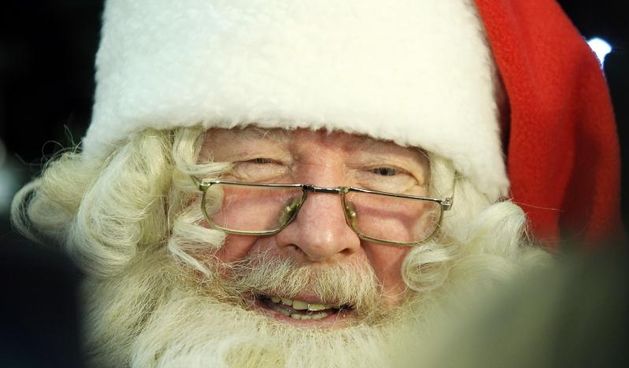 Zagreb – Zracna luka Zagreb, Hokejasi Jokerita su u 16:45 satjeli u drustvu bradatog gospodina iz Laponije po imenu Joulupukki. Djed Bozicnjak u Zagreb stize kako bi upoznao dobru djecu Zagreba i Hrvatske te uzivao u svom omiljenom sportu. Na Aerodromu su