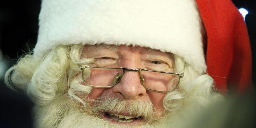 Zagreb – Zracna luka Zagreb, Hokejasi Jokerita su u 16:45 satjeli u drustvu bradatog gospodina iz Laponije po imenu Joulupukki. Djed Bozicnjak u Zagreb stize kako bi upoznao dobru djecu Zagreba i Hrvatske te uzivao u svom omiljenom sportu. Na Aerodromu su