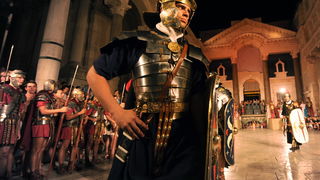 Split, 200812.
Tradicionalni “Dani Dioklecijana” koji se u Splitu uprilicuju zadnjih godina dozivljavaju svoju ekspanziju svake godine pa se tako i na vecerasnjoj manifestaciji zatvaranja natiskao prepun Peristil gdje se car Dioklecijan oprostio od svojih Split, 200812.
Tradicionalni “Dani Dioklecijana” koji se u Splitu uprilicuju zadnjih godina dozivljavaju svoju ekspanziju svake godine pa se tako i na vecerasnjoj manifestaciji zatvaranja natiskao prepun Peristil gdje se car Dioklecijan oprostio od svojih