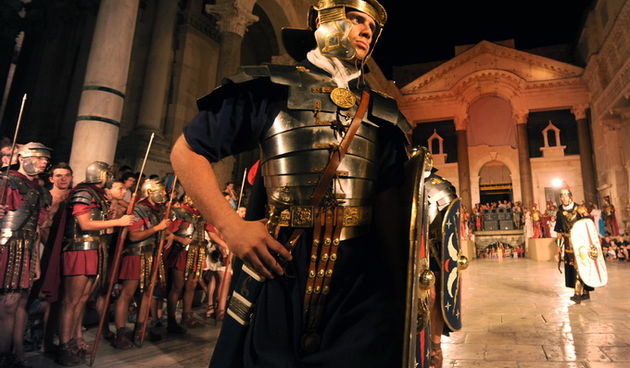 Split, 200812.
Tradicionalni “Dani Dioklecijana” koji se u Splitu uprilicuju zadnjih godina dozivljavaju svoju ekspanziju svake godine pa se tako i na vecerasnjoj manifestaciji zatvaranja natiskao prepun Peristil gdje se car Dioklecijan oprostio od svojih