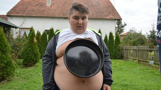 Dječak “magnet” Ivan Stoiljković pokazao svoj jedinstveni dar privlačenja metala Dječak “magnet” Ivan Stoiljković pokazao svoj jedinstveni dar privlačenja metala