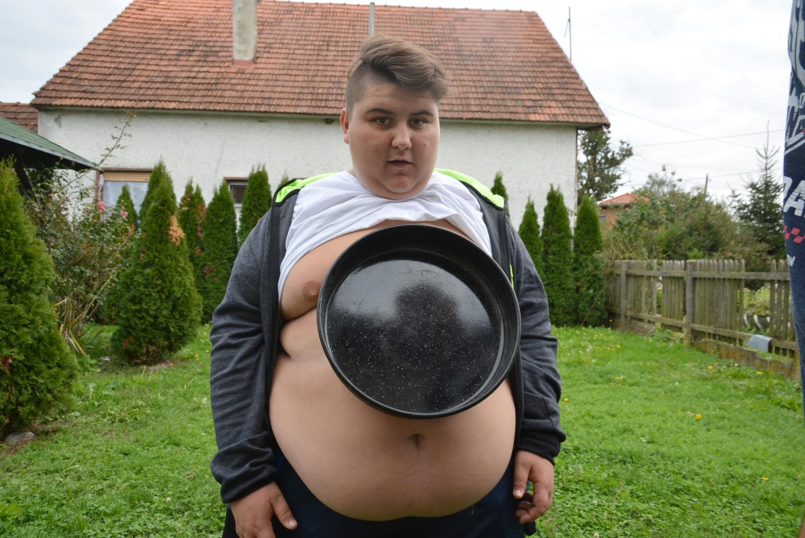 Dječak “magnet” Ivan Stoiljković pokazao svoj jedinstveni dar privlačenja metala Dječak “magnet” Ivan Stoiljković pokazao svoj jedinstveni dar privlačenja metala