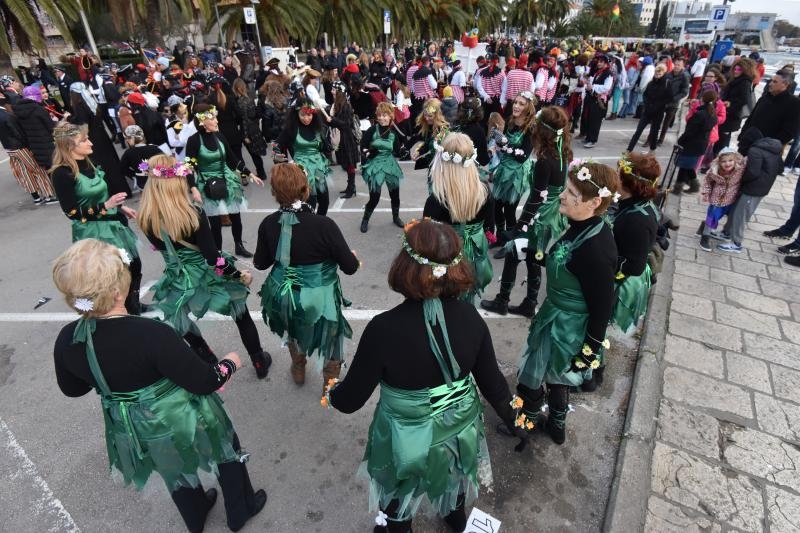 Karnevalska povorka krenula je s Branimirove obale prema Poluotoku. Photo: Dino Stanin/PIXSELL