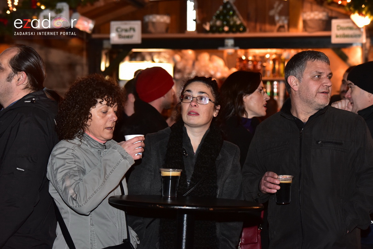 Tisuće Zadrana uživalo na krcatom Narodnom trgu i Tgu Petra Zoranića uz Tomislava Bralića i klapu Intrade Tisuće Zadrana uživalo na krcatom Narodnom trgu i Tgu Petra Zoranića uz Tomislava Bralića i klapu Intrade