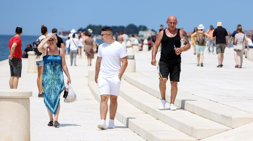Sunčana nedjelja: Domaći i turisti na ulicama grada