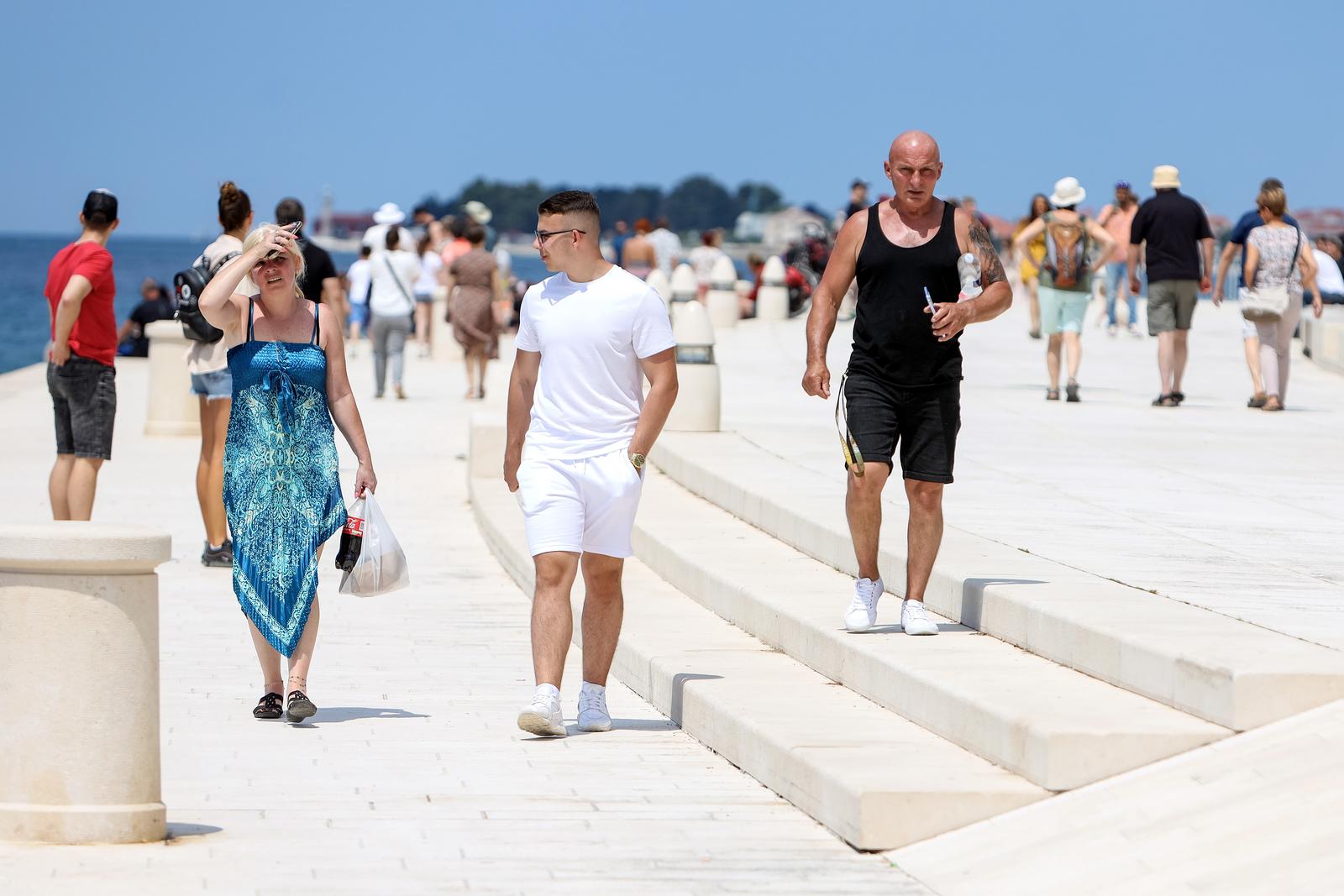 Sunčana nedjelja: Domaći i turisti na ulicama grada Sunčana nedjelja: Domaći i turisti na ulicama grada