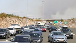 Zbog požara zatvorena autocesta A1 kod Pirovca: Neki vozači se okretali i vozili u suprotnom smjeru Zbog požara zatvorena autocesta A1 kod Pirovca: Neki vozači se okretali i vozili u suprotnom smjeru