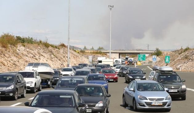 Zbog požara zatvorena autocesta A1 kod Pirovca: Neki vozači se okretali i vozili u suprotnom smjeru