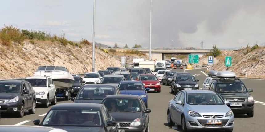 Zbog požara zatvorena autocesta A1 kod Pirovca: Neki vozači se okretali i vozili u suprotnom smjeru