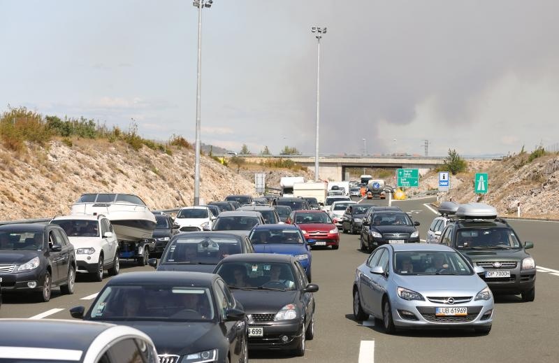 Zbog požara zatvorena autocesta A1 kod Pirovca: Neki vozači se okretali i vozili u suprotnom smjeru Zbog požara zatvorena autocesta A1 kod Pirovca: Neki vozači se okretali i vozili u suprotnom smjeru