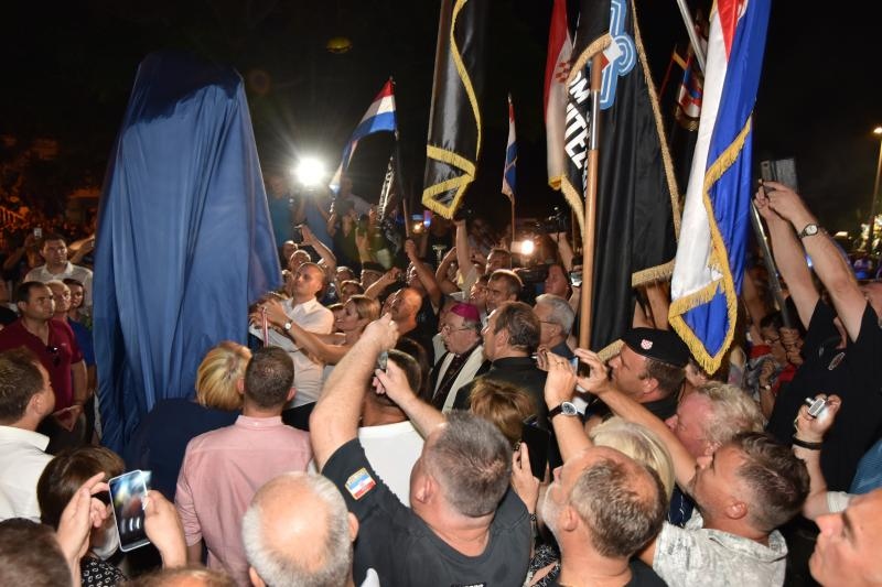 U Dragama otkriven spomenik Miru Barešiću. Photo: Dino Stanin/PIXSELL