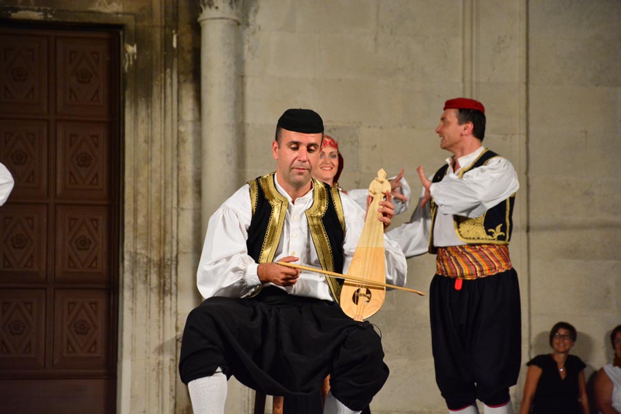 Nastup ansambla Lado ispred crkve sv. Marije ; foto Iva Perinčić Nastup ansambla Lado ispred crkve sv. Marije ; foto Iva Perinčić