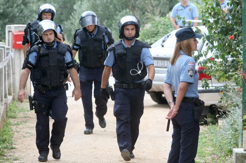 Sveti Filip i Jakov: Brutalna deložacija majke i sina Sveti Filip i Jakov: Brutalna deložacija majke i sina