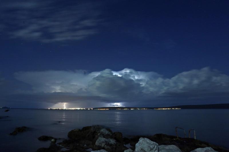 Zadarsko područje tijekom noći pogodilo je jako grmljavinsko nevrijeme, koje jse kasnije nastavilo obilno kišom u jutarnjim satima. Photo: Borna Filić/PIXSELL Zadarsko područje tijekom noći pogodilo je jako grmljavinsko nevrijeme, koje jse kasnije nastavilo obilno kišom u jutarnjim satima. Photo: Borna Filić/PIXSELL