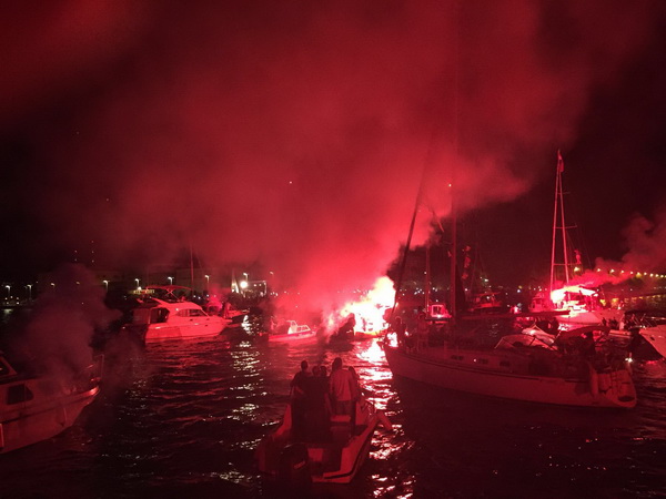 Doček zlatnih zadarskih olimpijaca Šime Fantele i Igora Marenića: Bakljada na brodovima od Vitrenjaka do Morskih orgulja. Foto: Tija Malik Doček zlatnih zadarskih olimpijaca Šime Fantele i Igora Marenića: Bakljada na brodovima od Vitrenjaka do Morskih orgulja. Foto: Tija Malik