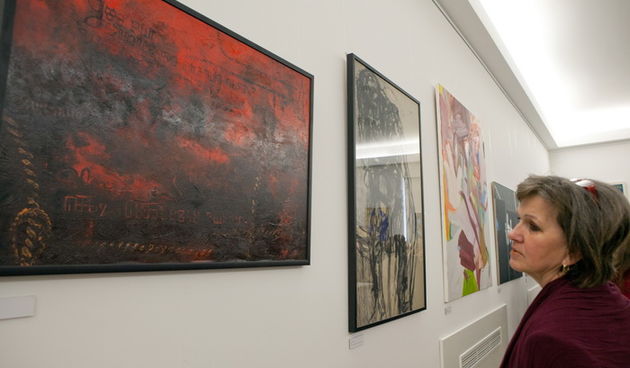 Zadar, 230211.
Izlozbena dvorana Muzeja stakla.  
Izlozba slika profesora Skole primjenjene umjetnosti i dizajna.
Na slici: detalj s otvaranja izlozbe.
Foto: Vladimir Ivanov / CROPIX