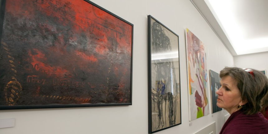 Zadar, 230211.
Izlozbena dvorana Muzeja stakla.
Izlozba slika profesora Skole primjenjene umjetnosti i dizajna.
Na slici: detalj s otvaranja izlozbe.
Foto: Vladimir Ivanov / CROPIX Zadar, 230211.
Izlozbena dvorana Muzeja stakla.
Izlozba slika profesora Skole primjenjene umjetnosti i dizajna.
Na slici: detalj s otvaranja izlozbe.
Foto: Vladimir Ivanov / CROPIX