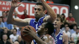 Zagreb, 050610.
KC Drazen Petrovic.
Trg Drazena Petrovica 3.
3. kosarkaska utakmica finala doigravanja izmedju Cibone i Zadra.
Na slici: Gordon Jamont u akciji.
Foto: Goran Mehkek / CROPIX Zagreb, 050610.
KC Drazen Petrovic.
Trg Drazena Petrovica 3.
3. kosarkaska utakmica finala doigravanja izmedju Cibone i Zadra.
Na slici: Gordon Jamont u akciji.
Foto: Goran Mehkek / CROPIX