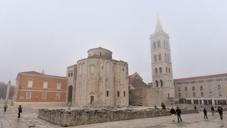 Zadar već treći dan okovan gustom maglom. Foto: Dino Stanin/Pixsell