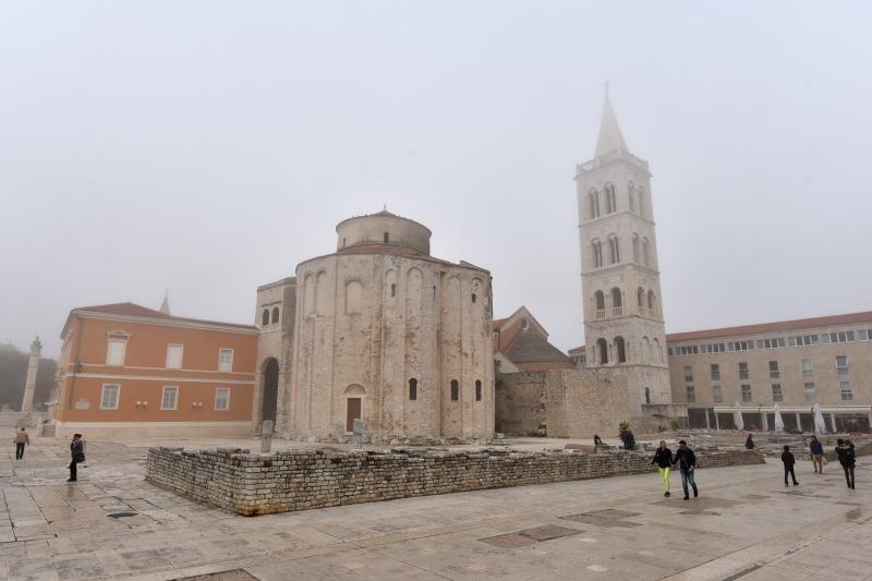 Zadar već treći dan okovan gustom maglom. Foto: Dino Stanin/Pixsell