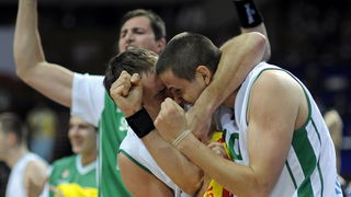 Katowice, 180909.
Dvorana Sport Arena Spodek.
Europsko prvenstvo u kosarci u Poljskoj, cetvrtfinale izmedju Slovenije i Hrvatske.
Na slici: slavlje Slovenaca.
Foto: Drago Sopta  / CROPIX