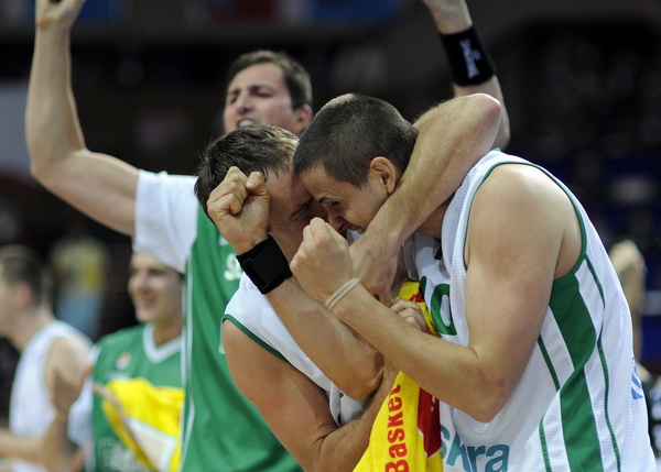 Katowice, 180909.
Dvorana Sport Arena Spodek.
Europsko prvenstvo u kosarci u Poljskoj, cetvrtfinale izmedju Slovenije i Hrvatske.
Na slici: slavlje Slovenaca.
Foto: Drago Sopta  / CROPIX